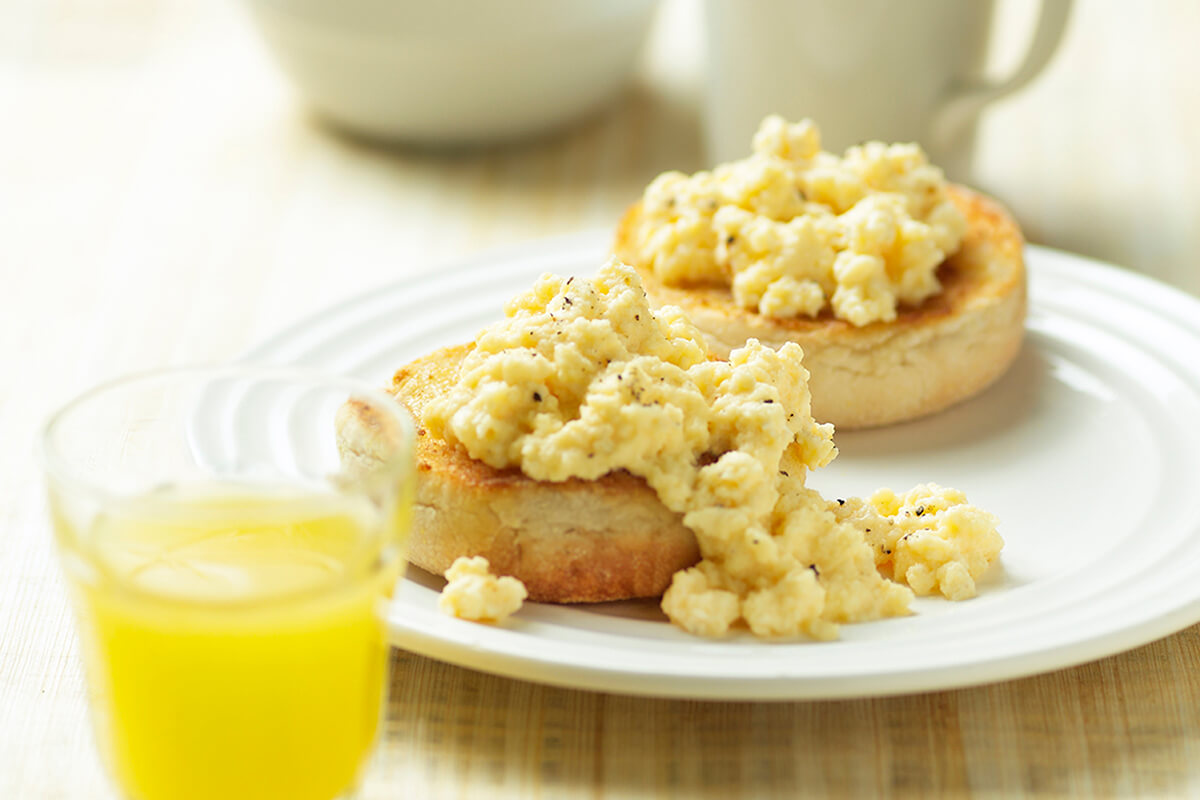 Scrambled egg with muffins - Onken Onken