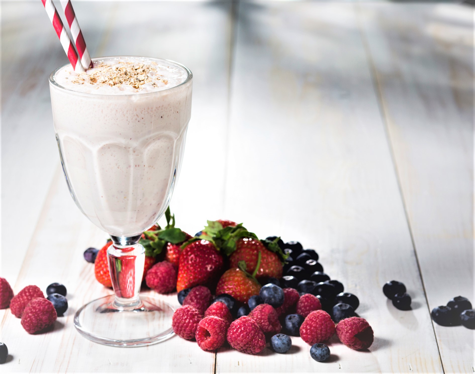 Refreshingly Fruity Breakfast Shake with Toasted Oats - Onken Onken